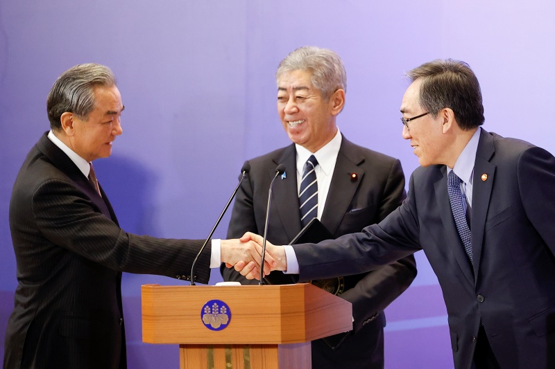 Foto von Cho Tae-yul, dem koreanischen Minister für Auswärtige Angelegenheiten (rechts), Takeshi Iwaya, dem japanischen Außenminister (Mitte), und Wang Yi, dem chinesischen Außenminister, bei der Pressekonferenz nach dem 11. Außenministertreffen von der Republik Korea, China und Japan ⓒ Yonhap News