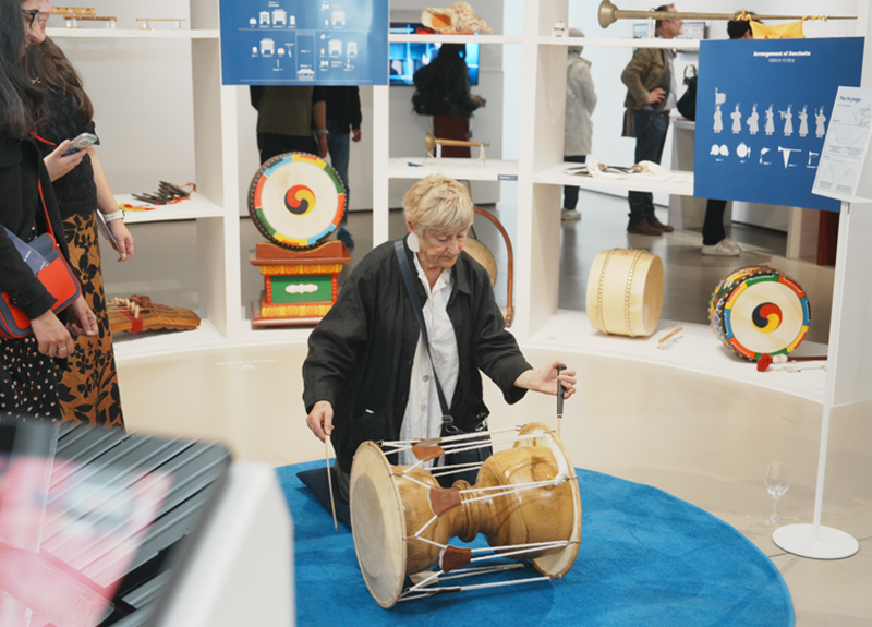 Am 3. April schlägt eine ausländische Zuschauerin die Janggu-Trommel bei der Sonderausstellung “Soundwaves of Science: Exploring the Science of Korean Music“ im Koreanischen Kulturzentrum in Großbritannien 