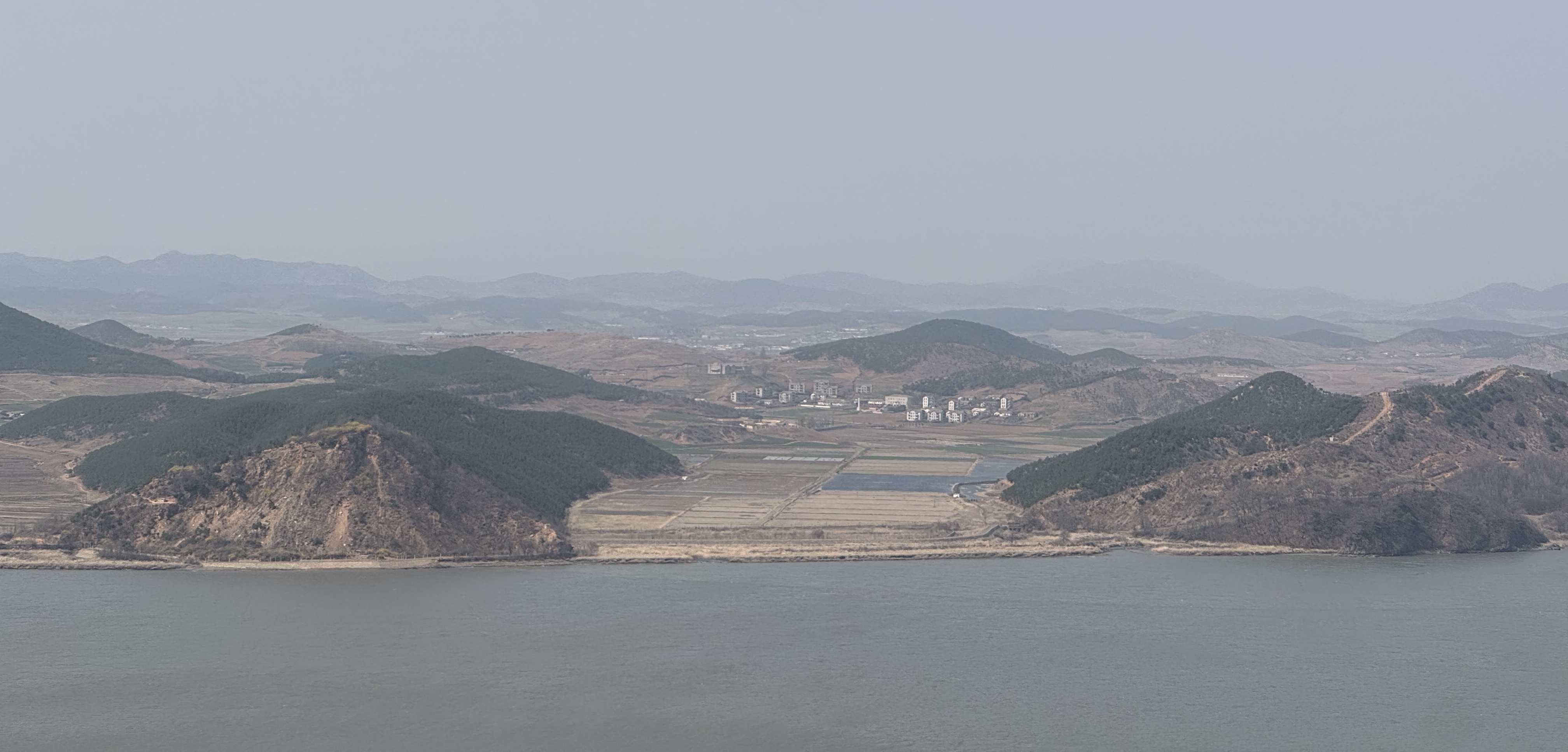 Die Landschaft von Kaepung-gun in Nordkorea aus dem Observatorium vom Gipfel Aegibong, einem Ökopark in Gimpo in der Provinz Gyeonggi-do