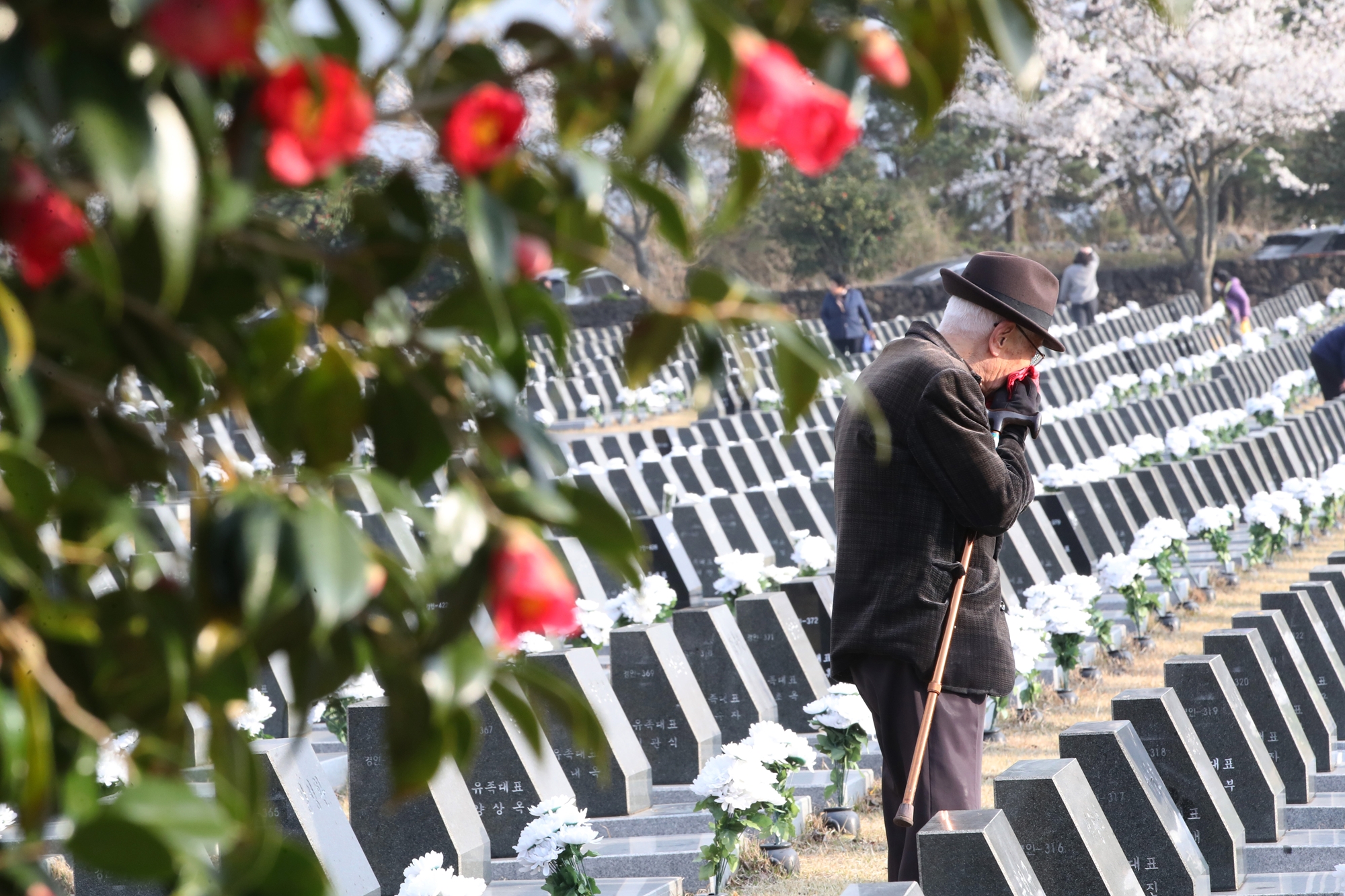 Die Dokumente zum Jeju-Aufstand sowie zur Wiederaufforstung wurden im 221. UNESCO-Exekutivrat in Paris in das UNESCO-Weltdokumentenerbe aufgenommen. Foto von einem Hinterbliebenen, der anlässlich der 77. Gedenkfeier für die Opfer des Jeju-Aufstandes den Jeju 4.3 Peace Park in Bonggae-dong auf der Insel Jeju besucht ⓒ Yonhap News 