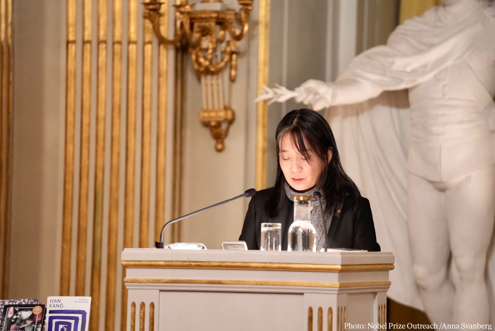 Die koreanische Autorin Han Kang hält am 7. Dezember letzten Jahres in der Königlich Schwedischen Akademie der Wissenschaften den Vortrag anlässlich ihrer Verleihung des Nobelpreises ⓒ Offzielle Facebook-Seite von Nobelpreis 