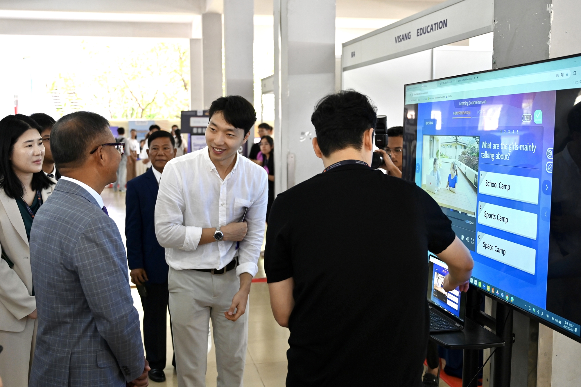 Hang Chuon Naron, der kambodschanische Vizeministerpräsident und Minister für Bildung, Jugend und Sport, besucht am 17. April die “The First Cambodia EdTech Summit“ im Institutt für Technologie in Kambodscha den Werbestand von Visang, einem koreanischen Unternehmen für Bildungsdienstleistungen, das am Kooperationsprojekt von KOICA teilnimmt ⓒ KOICA