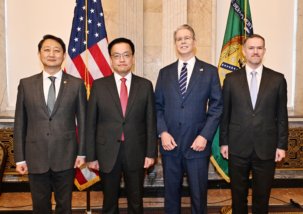﻿    Stellvertretender Premierminister Choi Sang-mok (Zweiter von links) und Minister für Handel, Industrie und Energie Ahn Duk-geun (Erster von links) am 24. April (Ortszeit) in Washington D.C., USA. US-Finanzminister Scott Bessent und der US-Handelsbeauftragte Jamison Greer posieren während des „Korea-USA“-Gipfels     für ein Foto bei der 2+2-Handelskonsultation“ im Finanzministerium  abgehalten ⓒ Ministerium für Wirtschaft und Finanzen