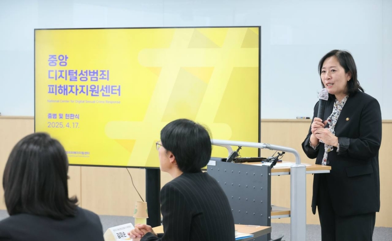 ﻿Die Vizeministerin für Gleichstellung der Geschlechter und Familie, Shin Young-sook (rechts), äußert sich am 17. April bei der Eröffnungszeremonie des National Center for Digital Sexual Crime Response (NCDSCR) im Korea Women's Human Rights Institute of Korea in Jung-gu, Seoul ⓒ Offizieller Facebook-Account des Ministeriums für Gleichstellung der Geschlechter und Familie