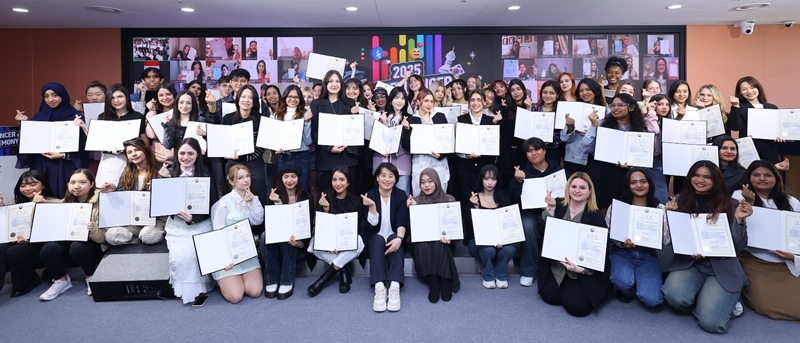 ﻿Chae Su-hee, Direktorin für internationale Öffentlichkeitsarbeit im Ministerium für Kultur, Sport und Tourismus (Mitte), posiert mit K-Influencern bei der Eröffnungsfeier im KOCIS-Zentrum in Jung-gu, Seoul, am 29. April ⓒ Ministerium für Kultur, Sport und Tourismus