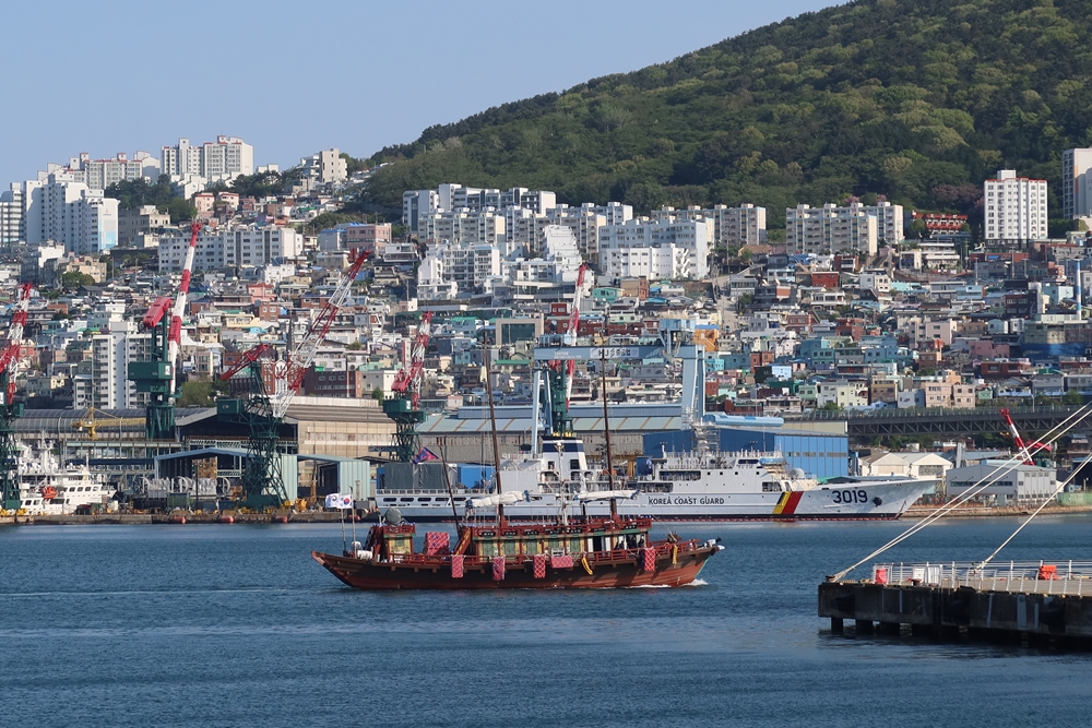Die Nachbildung eines Schiffes, das von Joseon Tongsinsa, einer diplomatischen Delegation der Joseon-Zeit benutzt wurde, fährt am 26. April auf dem Meer in Yeongdo-gu, Busan, vorbei. Das 34,5 Meter hohe, 9,3 Meter lange und 22 Meter hohe Schiff wurde aus den Kiefern hergestellt ⓒ Charles Audouin/korea.net