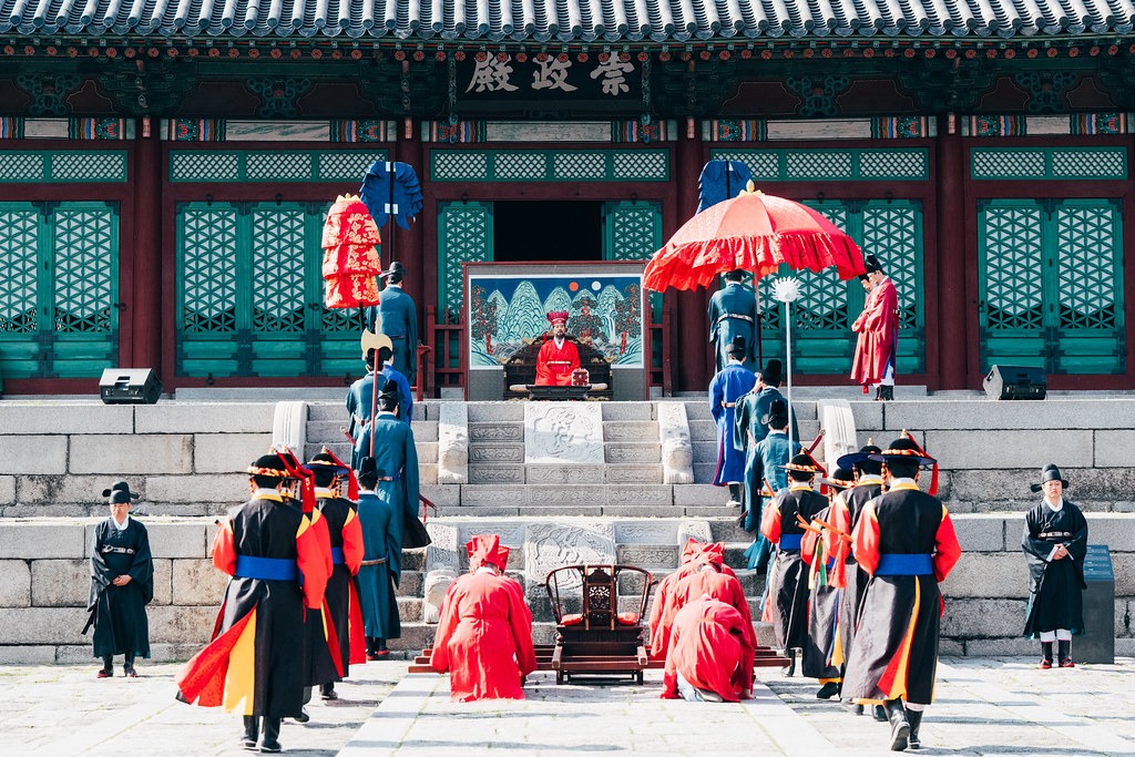 Am 24. April wurde im Gyeonghuigung-Palast in Jongno-gu, Seoul, die Einweihungszeremonie von drei Gesandten, die vom König von Joseon nach Japan entsandt worden waren, dargestellt ⓒ Busan Cultural Foundation