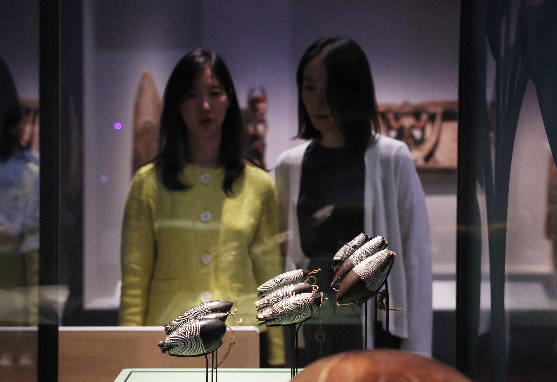 Ein Amulett “Marupai“ bei der Sonderausstellung “Mana Moana - Arts of the Great Ocean, OCEANIA“. Es wurde aus den Kokosnüssen hergestellt, die präzis skulptiert und mit Kalk bemalt wurden  