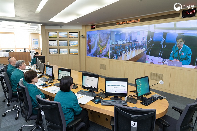 ﻿Die Korea Meteorological Administration (KMA) gab am 1. bekannt, dass am 30. offiziell mit dem Projekt zur Entwicklung eines nationalen Klimavorhersagesystems begonnen wurde. Das Foto zeigt die Eröffnungszeremonie der sommerlichen Katastrophenschutz-Wetterdienste 2024, die am 14. Mai letzten Jahres im Nationalen Meteorologischen Zentrum in Dongjak-gu, Seoul, stattfand ⓒ Korea Meteorological Administration