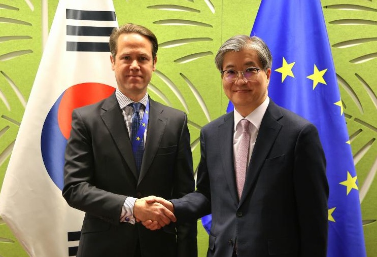 Korea und die EU hält am 7. Mai in Brüssel in Belgien den 21. Geiensamen Ausschuss ab. Foto von Niclas Kvarnström, Direktor der Asien-Abteilung des Europäischen Auswärtigen Dienstes (links), und Kim Heesang, dem Stellvertretenden Außenminister für wirtschaftliche Angelegenheiten ⓒ Ministerium für Auswärtige Angelegenheiten