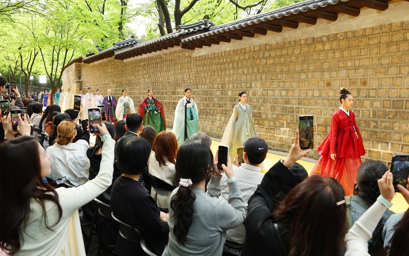 Die koreanische Hanbokmarke Seodamhwa drückte die Schönheit des Hanboks mit den von der Natur inspirierten Farben auf den traditionellen Stoffen. Im letzten Jahr beteiligte sie sich an der  “Hanbok Fashion Show“ teil, die das Ministerium für Kultur, Sport und Tourismus organisierte 