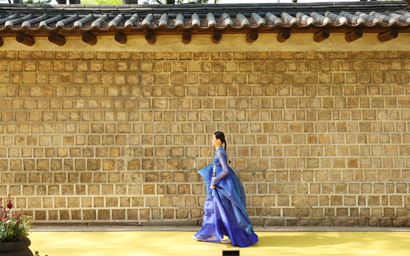Die “Seoul Fashion Road” ist eine internationale Modeplattform, die seit ihrer ersten Austragung im letzten Jahr jährlich im Frühling und Herbst die Stadt in den Laufsteg verändert. Ihr Ziel ist es, die Wettbewerbsfähigkeit der koreanischen Modemarken zu verstärken und Umsätze zu generieren. In diesem Jahr fand die Modenschau des Frühlings am 2. Mai um 16 Uhr und 19 Uhr statt 