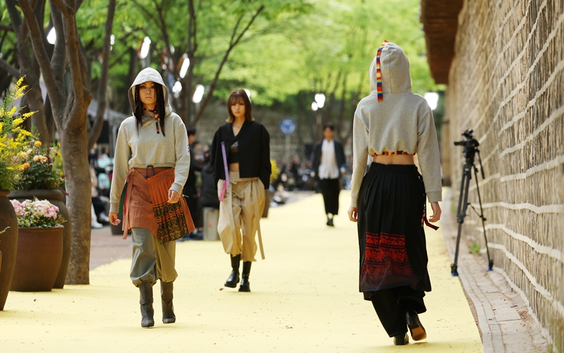 Ihre Hanbok-Kollektion bietet basierend auf der einzigartigen Eigenschaft ein modernes und jüngeres Design. Im Jahr 2019 erhielt sie den Verdienstpreis für die Hanbok-Kultur des Ministeriums