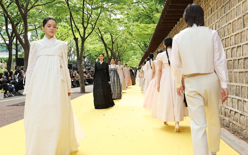 Die Hanbok Studio HYEON präsentiert eine Kombination von den traditionellen Hanboks mit dem modernen Modedesign, die man im Alltag elegant tragen kann. Im letzten Jahr wurde sie den Preis für die Hanbokmarke des Jahres ausgezeichnet und war für die Hanbok-Designs von Kim Tae-ri und Kim Yuna verantwortlich