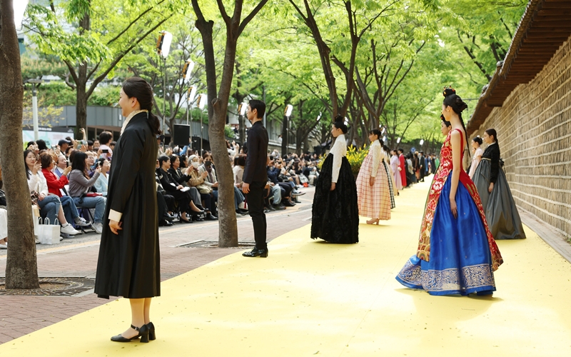 Nach der Modenschau stehen die Models des Hanbok Studion HYEON vor dem Publikum, um sich vor ihm zu verneigen