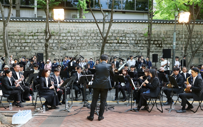 Die Vorführung des Orchesters von Walzerstücken und Soundtracks koreanischer Serien wird von Anfang bis Ende der Modenschau aufgeführt 