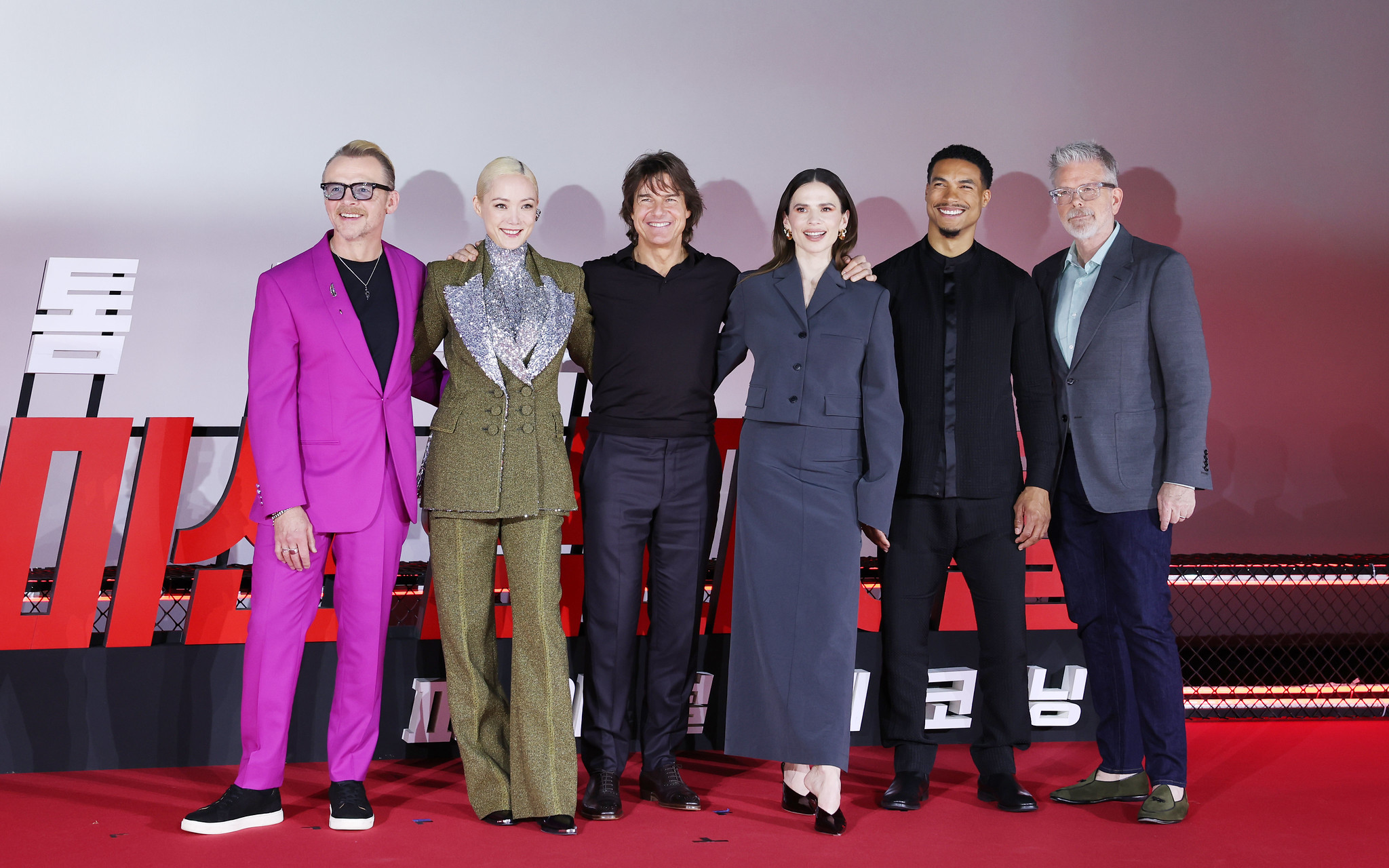Am 8. Mai posieren die Starbesetzung des Films “Mission: Impossible – The Final Reckoning” bei der Pressevorführung im Lotte Cinema in der Lotte World Mall in Songpa-gu, Seoul, für das Erinnerungsfoto. Von links: Simon Pegg, Pom Klementieff, Tom Cruise, Hayley Atwell, Greg Tarzan Davis und Filmregisseur Christopher McQuarrie