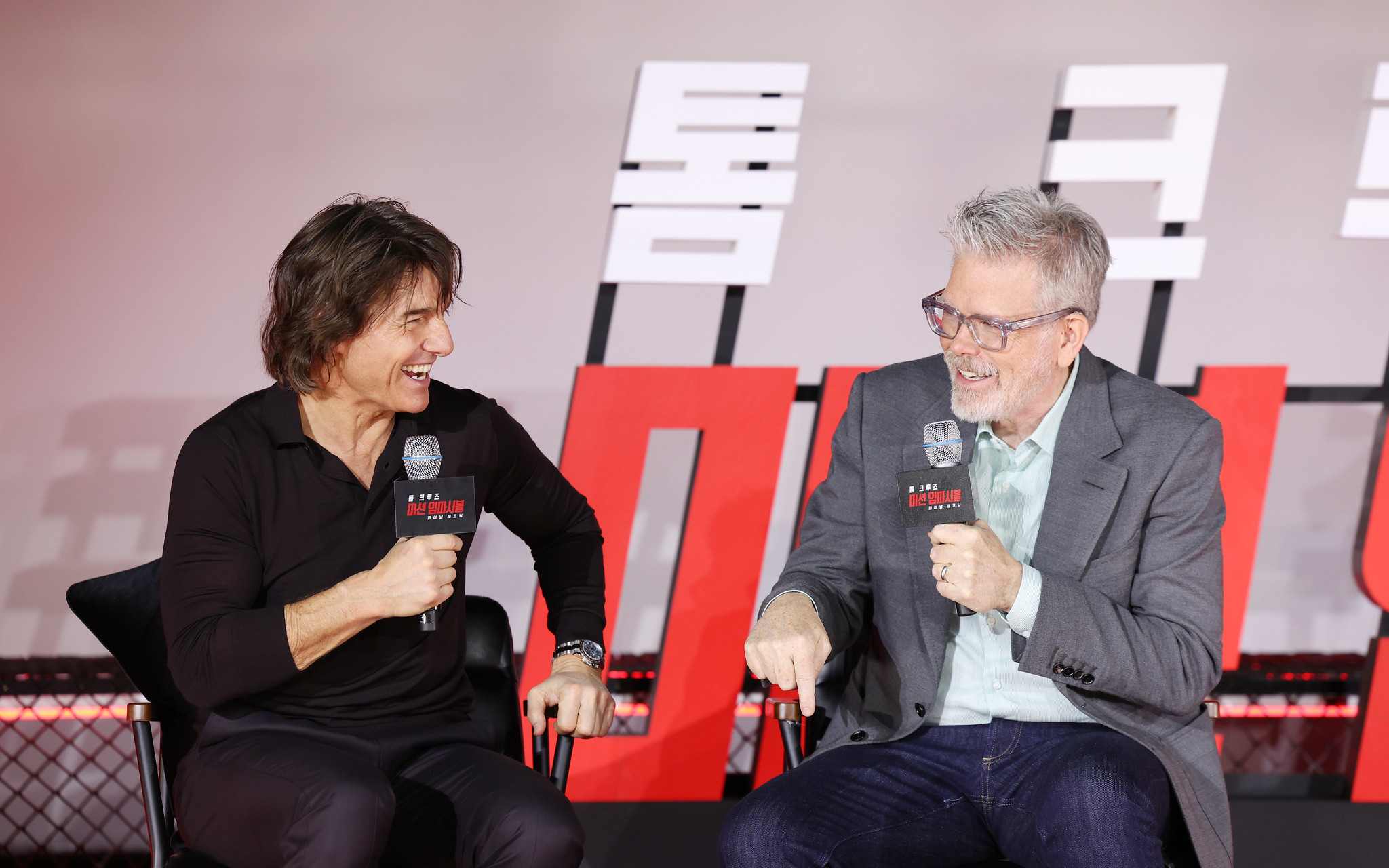  Bei der am 8. Mai im Lotte Cinema in der Lotte World Mall in Songpa-gu, Seoul, stattfindenden Pressevorführung antworten der Hollywood-Schauspieler Tom Cruise (links) und der US-amerikanische Filmregisseur Christopher McQuarrie auf die Fragen von koreanischen Journalisten anlässlich des Films “Mission: Impossible – The Final Reckoning”  