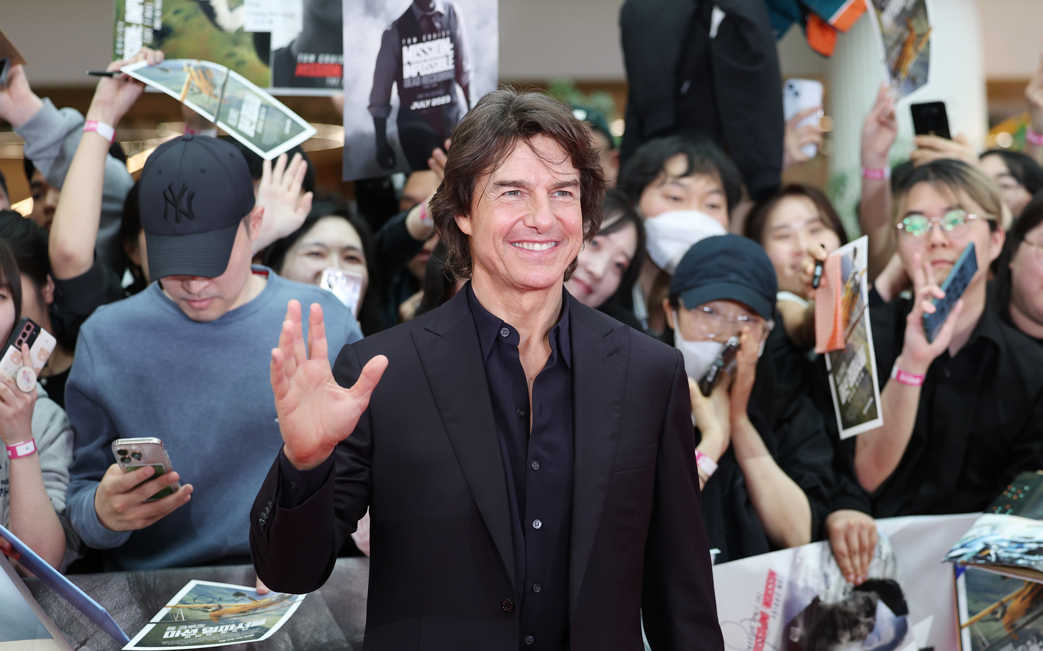 Der Hollywood-Schauspieler Tom Cruise macht am 8. Mai bei einer Roten-Teppich-Veranstaltung anlässlich des Films “Mission: Impossible – The Final Reckoning” im Lotte World Ice Rink in Songpa-gu, Seoul, ein Erinnerungsfoto mit seinen koreanischen Fans