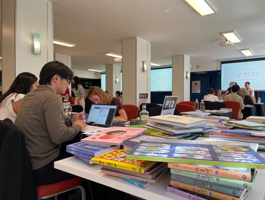 Das Ministerium für Kultur, Sport und Tourismus gab am 12. Mai bekannt, vom 12. Mai bis zum 16. Mai in Tschechien und Polen die “Visiting Korean Book Fair” abzuhalten. Foto von der Exportberatung in Spanien bei der “Visiting Korean Book Fair” in Madrid vom September letzten Jahres 
