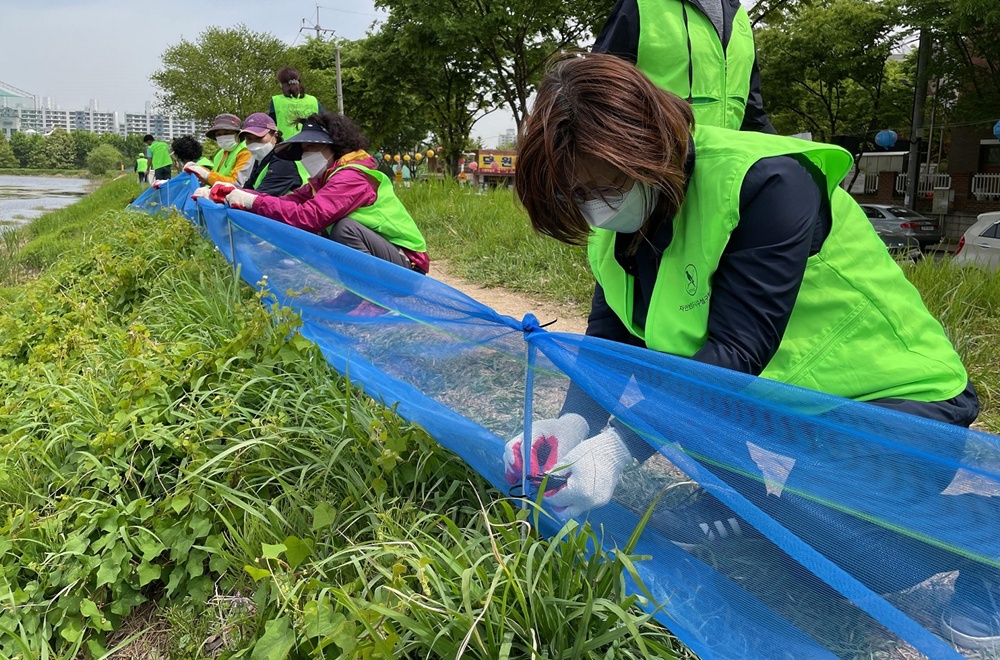 Mitarbeiter des Bezirksamt von Suseong-gu und des Bezirksrats von Suseong-gu zum Naturschutz installieren Schutzzäune vom Wasserreservoir Mangwolji bis zum Eingang zum Wanderweg des Bergs Uksusan ⓒ Bezirksamt von Suseong-gu in Daegu