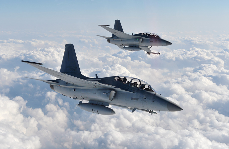 Korea Aerospace Industries, der koreanische Flugzeughersteller, und die philippinische Regierung unterzeichneten, bis 2030 in den Philippinen 12 koreanische Kampfflugzeuge des Typs FA-50 anzubieten. Foto vom FA-50 ⓒ KAI