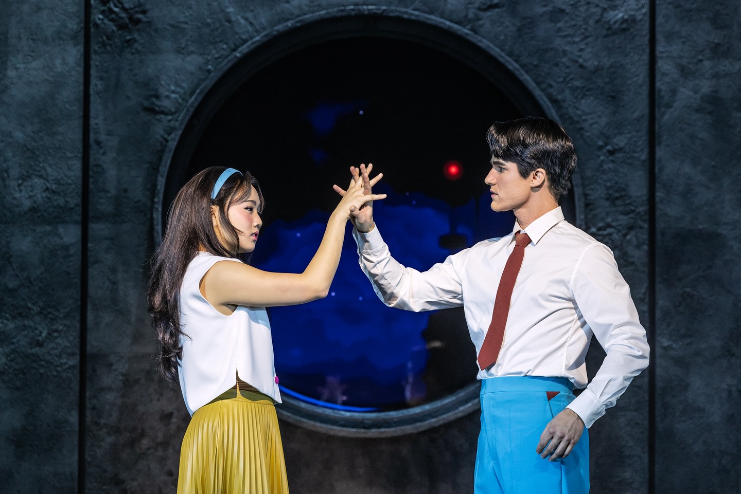 Eine Szene des Musicals “Maybe Happy Ending“ am Broadway ⓒ Offizielles Instagram-Konto von Maybe Happy Ending