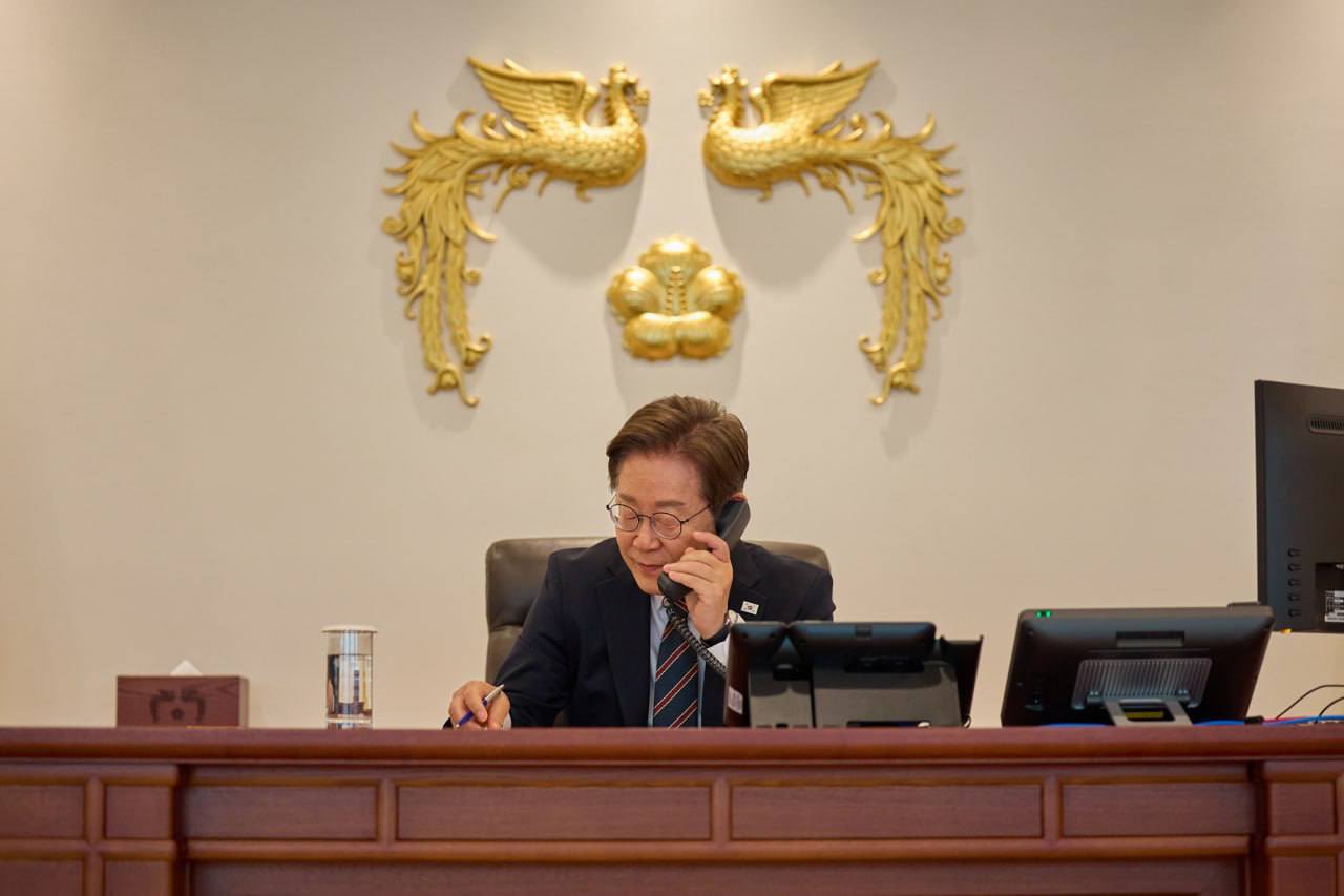 Präsident Lee Jae-myung telefoniert am 9. Juni im Präsidialamt in Yongsan-gu, Seoul, mit Shigeru Ishiba, dem japanischen Premierminister © Offizielles X-Konto des Präsidenten Lee Jae-myung 