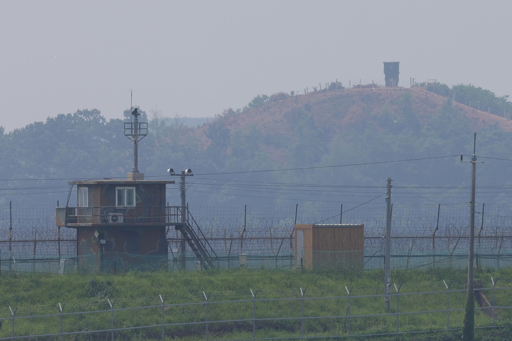 Präsident Lee Jae-myung ordert am 11. Juni fast seit einem Jahr an, die Lautsprecher-Propaganda Richtung Nordkorea einzustellen. Foto von koreanischen und nordkoreanischen Wachen, die zwischen dem Imjin-Fluss liegen ⓒ Yonhap News