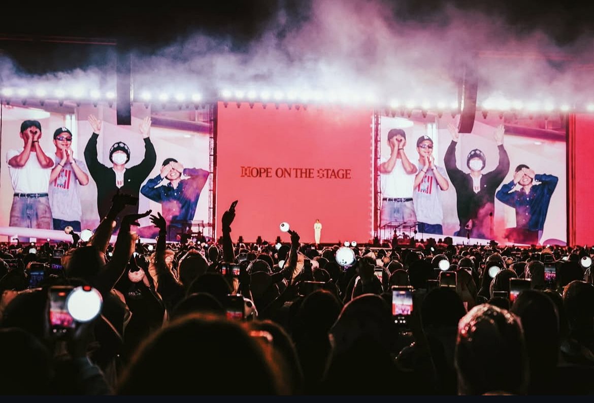 Auf dem Konzert “HOPE ON THE STAGE FINAL“ von J-Hope, einem Mitglied von BTS, das am 13. Juni im Goyang Stadium in Goyang in der Provinz Gyeonggi-do stattfindet, treten Jin und Jungkook überraschend auf die Bühne © Screenshot vom offiziellen Instagram-Konto von J-Hope