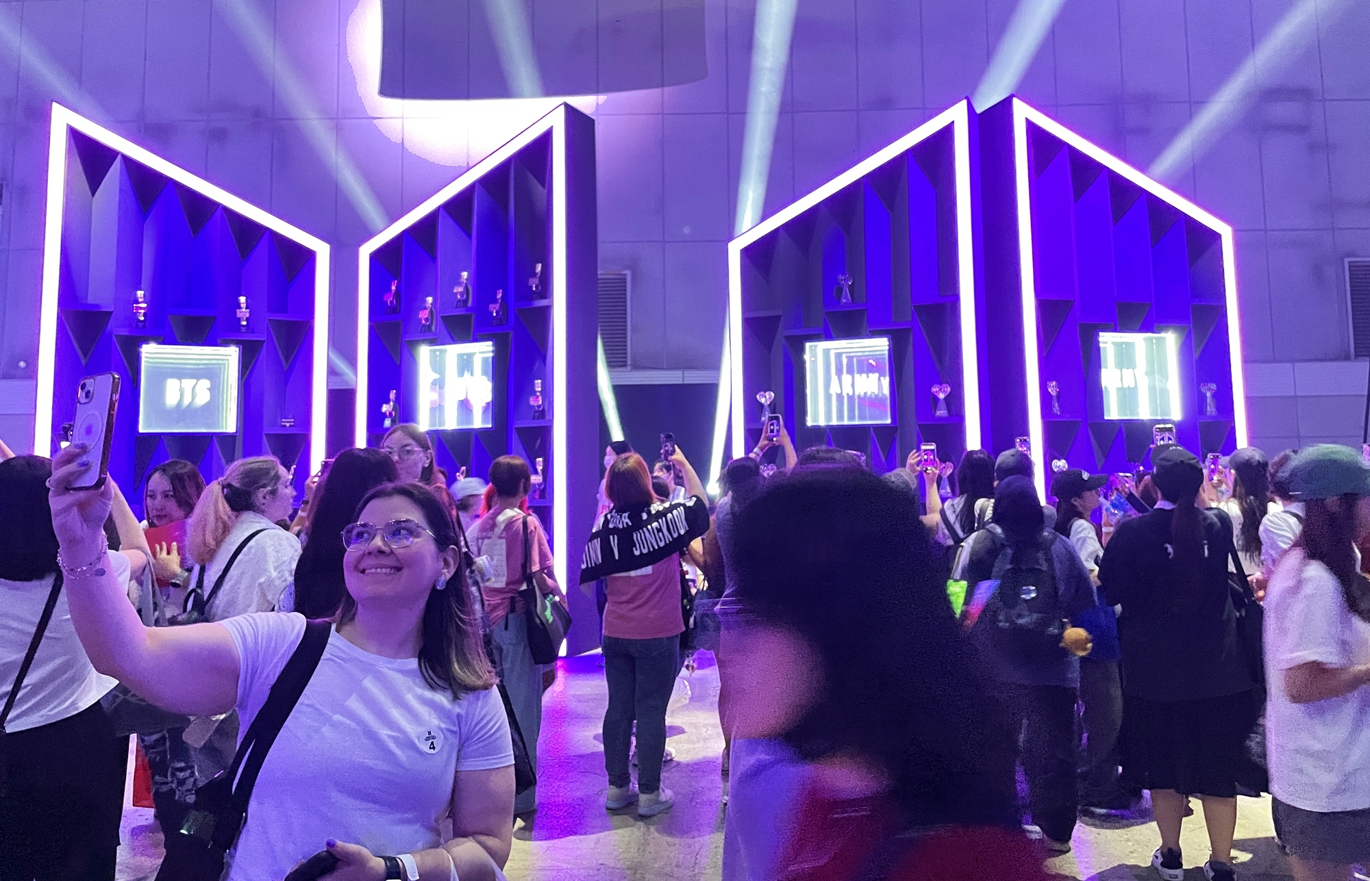 Am 13. Juni findet im KINTEX in Goyang in der Provinz Gyeonggi-do das “2025 BTS FESTA“ statt. ARMYs, die Fan-Gemeinde der K-Pop-Boygruppe BTS, machen Erinnerungsfotos © Xu Aiying/korea.net 