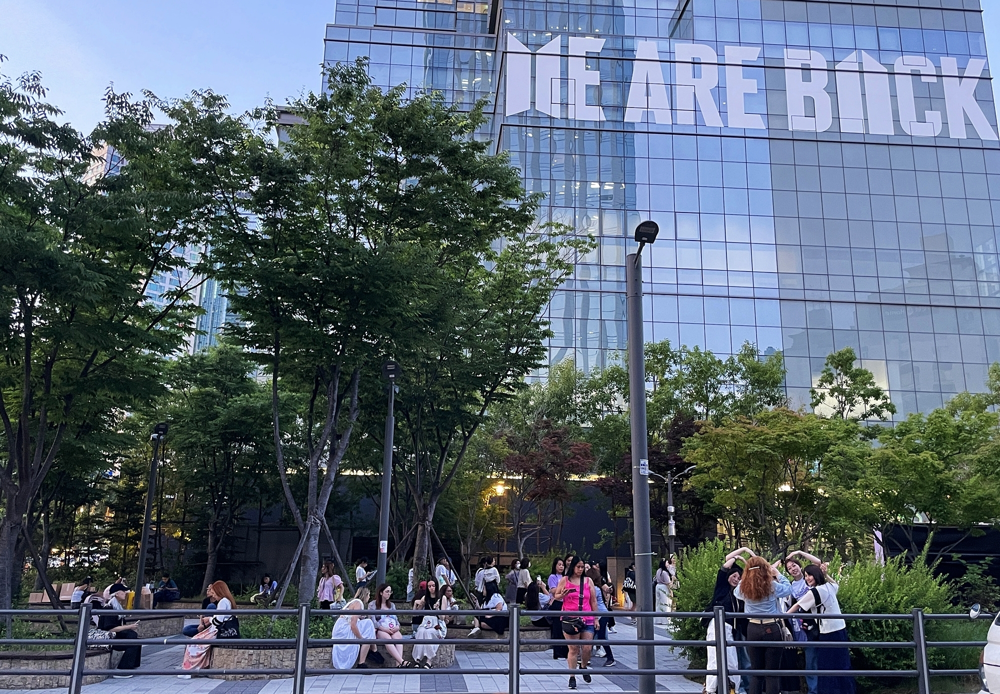  Im Rahmen vom “2025 BTS FESTA“ hängen das offizielle Logo von BTS und ARMY sowie ein Satz “WE ARE BACK“ vom 10. Juni an das Gebäude von HYBE, ihrer Agentur © Xu Aiying/korea.net