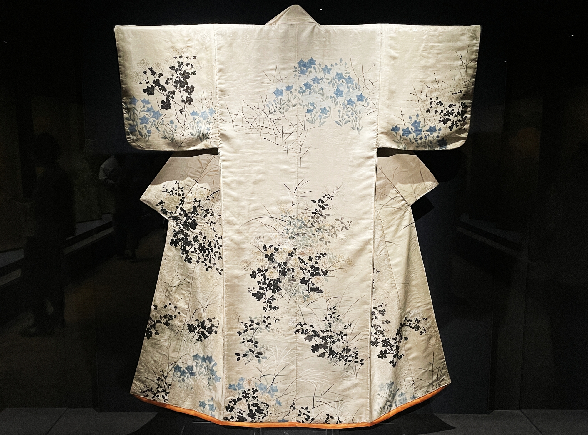 Die Sonderausstellung “Japanese Art from Four Perspectives” findet am 16. Juni anlässlich des 60. Jubiläums zur Normalisierung der Beziehungen zwischen Korea und Japan im Koreanischen Nationalmuseum in Yongsan-gu, Seoul, statt. Foto von “Kosode with Autumn Grasses“, einem japanischen wichtigen Kulturgut