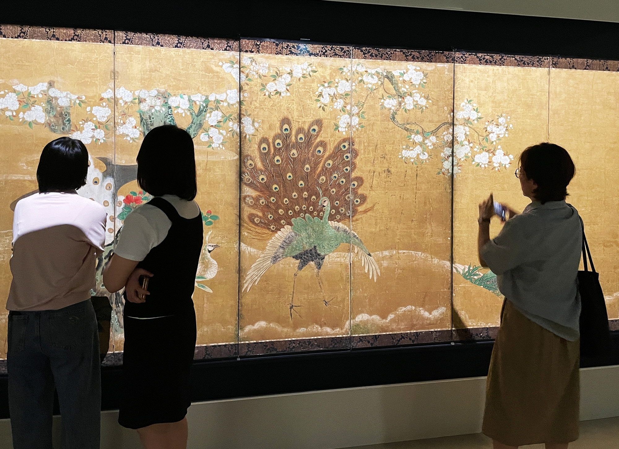Am 16. Juni schauen sich die Besucher in der Pressekonferenz für die Sonderausstellung “Japanese Art from Four Perspectives” den Wandschrim, auf dem Phönix und Pfau abgebildet sind 