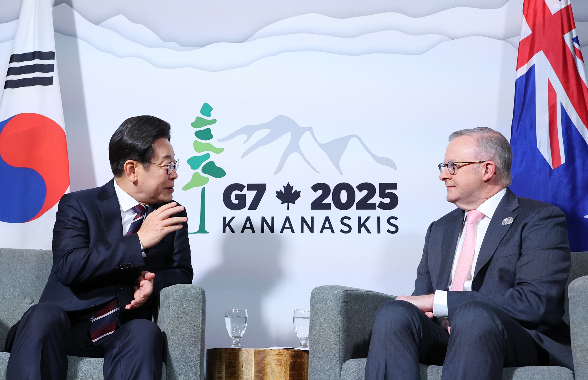 Präsident Lee Jae-myung (links) trifft sich am 16. Juni während seines Staatsbesuchs in Kanada mit Anthony Albanese, dem australischen Premierminister 