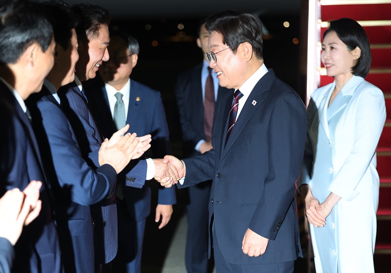Präsident Lee Jae-myung begrüßt am 19. Juni am Seouler Flughafen in Seongnam nach seiner Teilnahme am G7-Gipfel Kim Byung-ki, den Vorsitzenden der Demokratischen Partei Koreas ⓒ Yonhap News