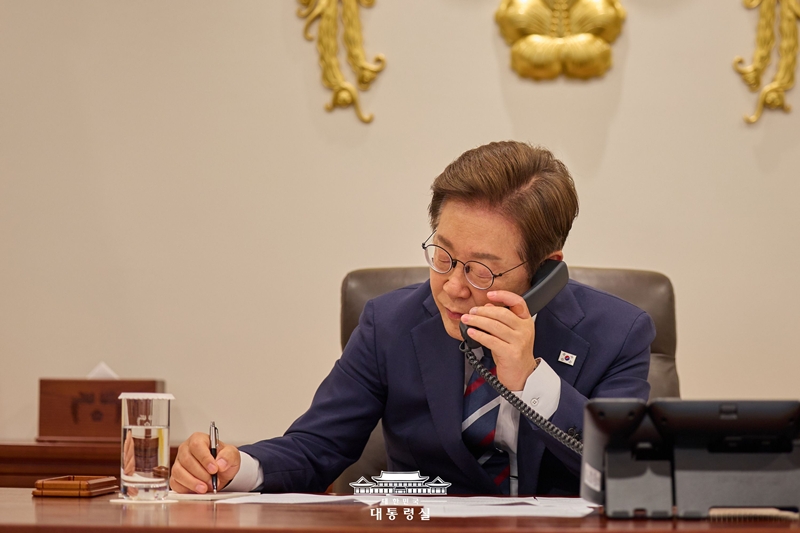 Präsident Lee Jae Myung diskutiert am 23. Juni beim Telefonat mit Anwar Ibrahim, dem malaysischen Premierminister, und Prabowo Subianto, dem indonesischen Präsidenten, über die Maßnahmen zur Förderung der Kooperation der Länder ⓒ Präsidialamt der Republik Korea