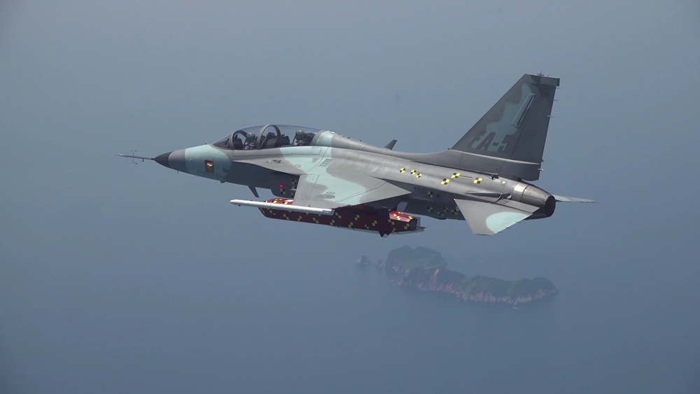 Foto vom FA-50-Kampfflugzeug beim Test mit der Luft-Boden-Lenkwaffe ⓒ DAPA