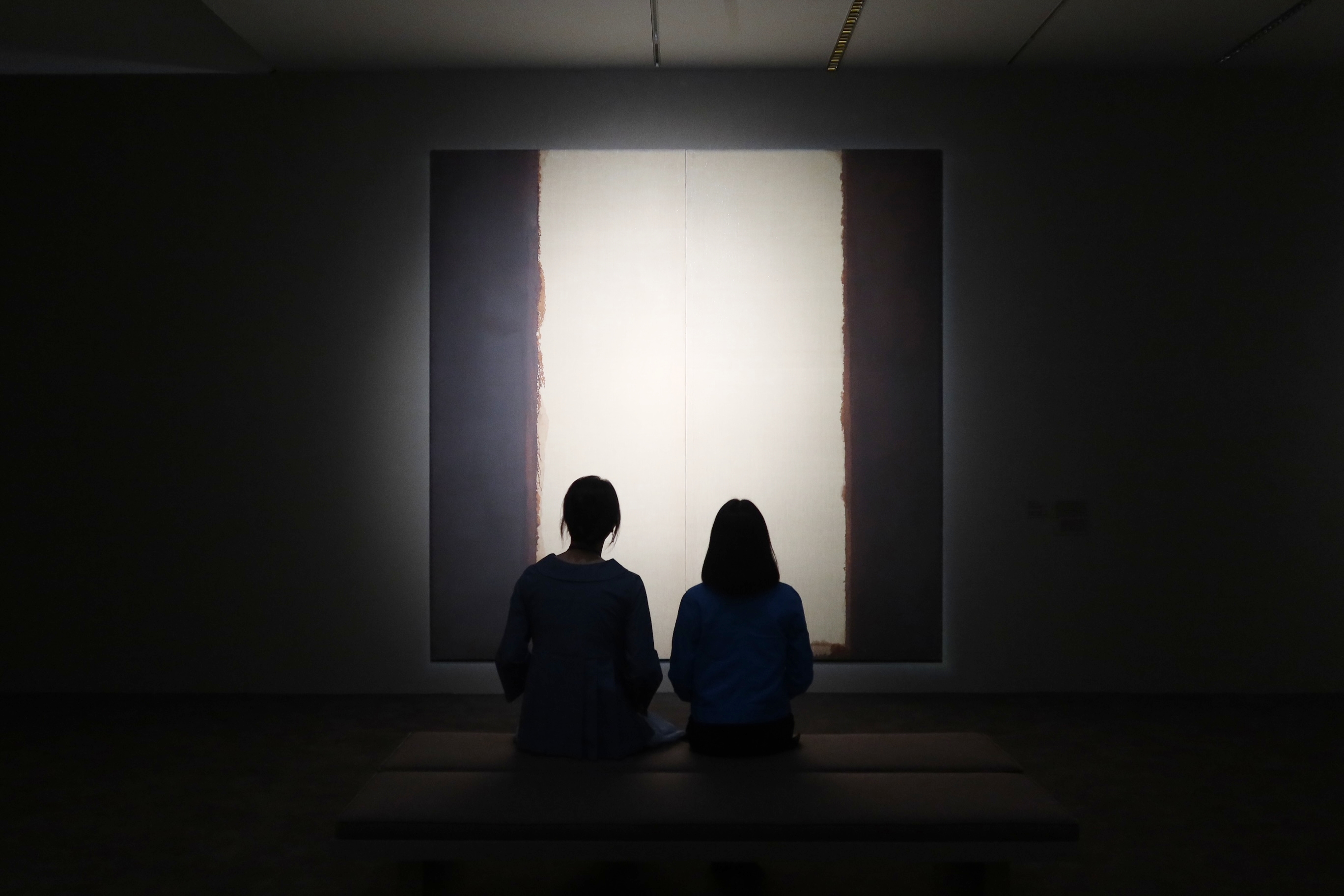 Am 25. Juni schauen sich Besucher des Nationalmuseums für moderne und zeitgenössische Kunst in Gwacheon das Werk 