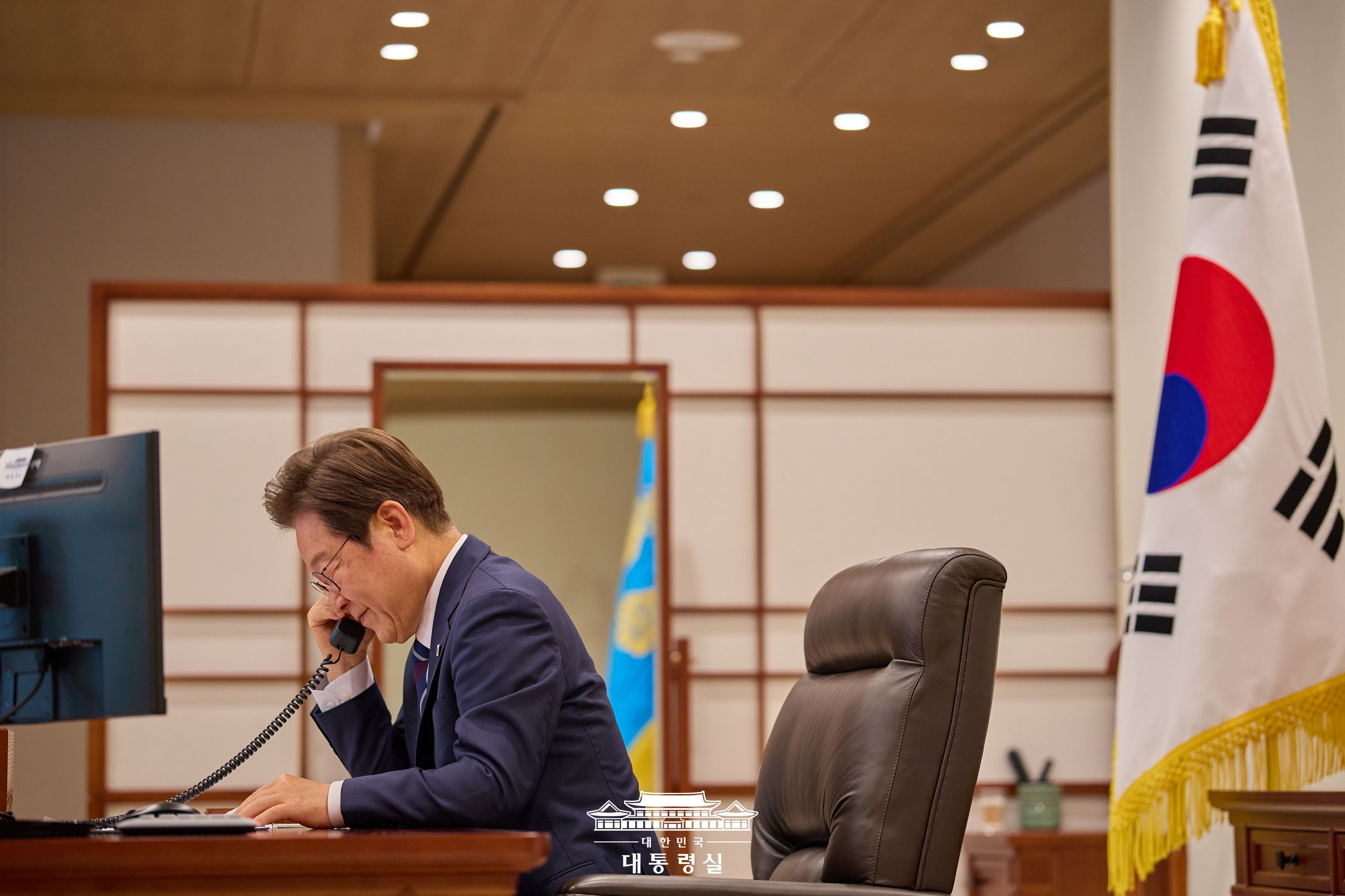 Am 1. Juli führt Präsident Lee Jae Myung im Präsidialamt der Republik Korea in Yongsan-gu, Seoul, das erste Telefonat mit Muhammad bin Zayid Al Nahyan, dem Präsidenten der VAE © Präsidialamt der Republik Korea 