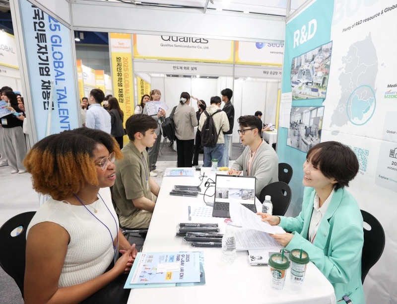 Laut der Korea Trade-Investment Promotion Agency (KOTRA) würden sieben von zehn ausländischen Studierenden in Korea arbeiten und sich in Korea niederlassen wollen. Foto der 2025 Global Talent Fair, die vom 19. Mai bis zum 20. Mai im COEX stattfand © KOTRA 
