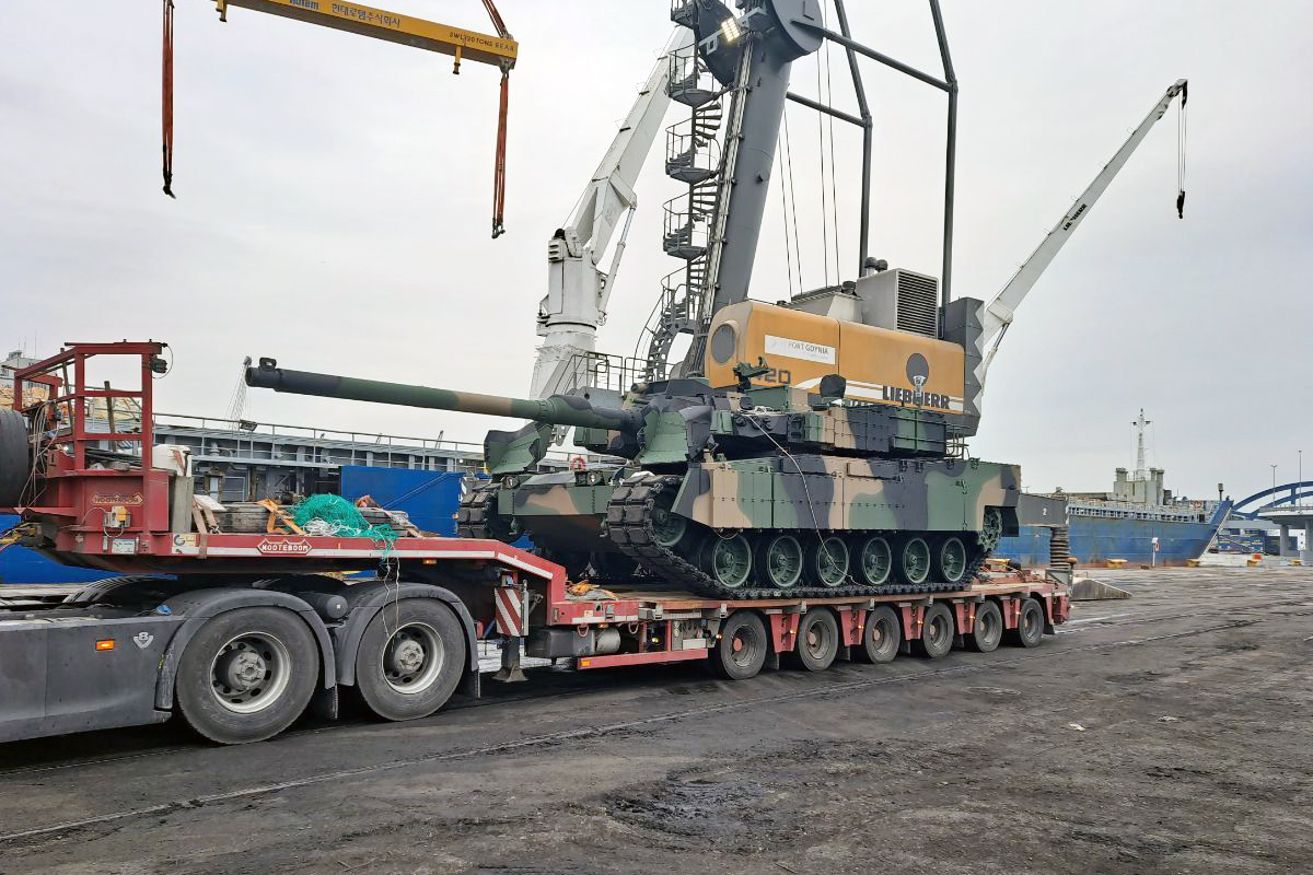 Laut der Administration of the Defence Acquisition Program (DAPA) verhandelten am 2. Juli die polnische Regierung und Hyundae Rotem, der koreanische Hersteller in der Verteidigungsindustrie, über den zweiten Exportvertrag von K2 Black Panther, dem koreanischen Kampfpanzer. Foto von K2 Black Panther am Hafen Gdingen in Polen © Hyundai Rotem