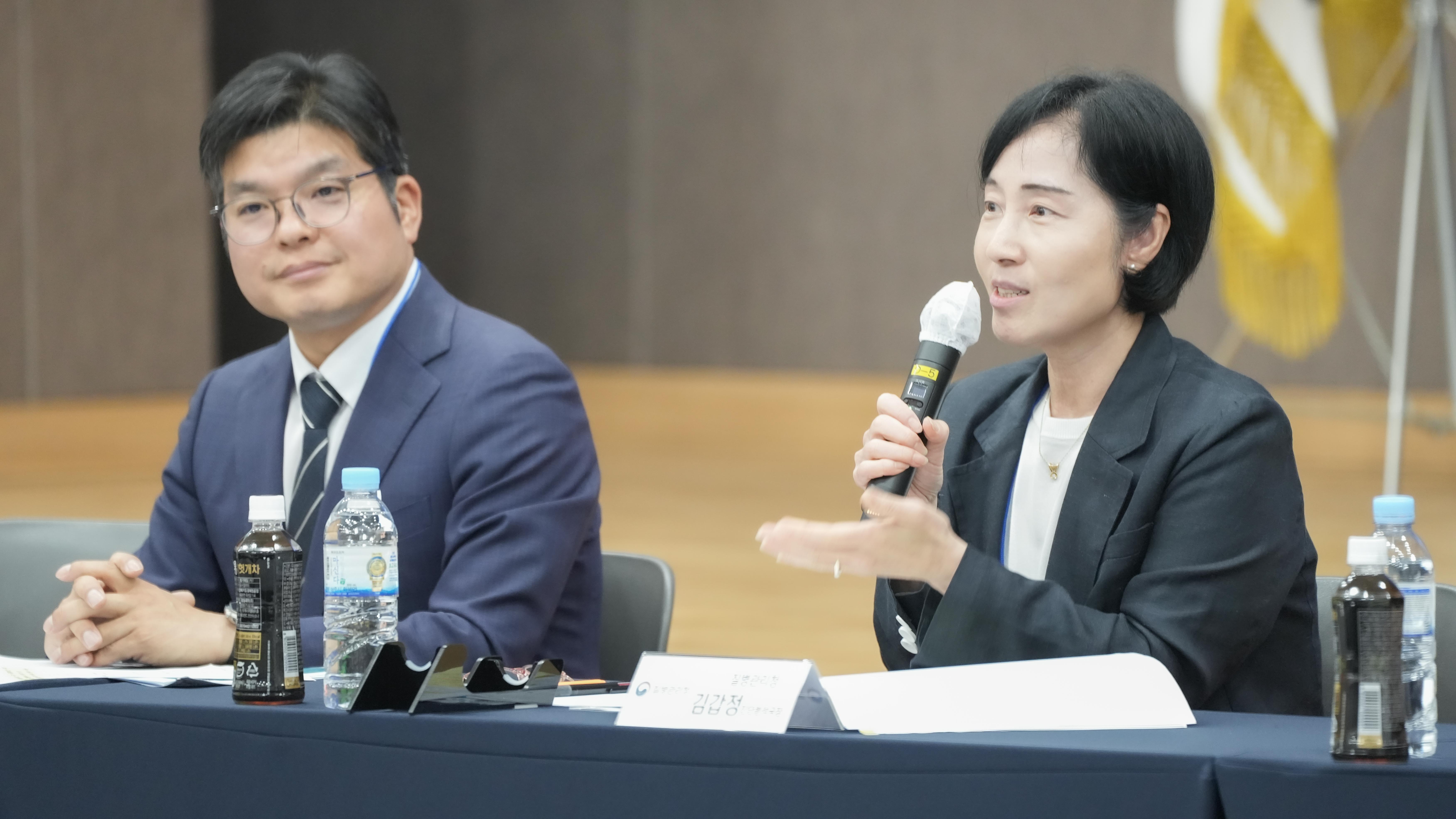 Am 1. Juli antwortet Kim Gab Jung, Abteilungsleiter für Krankheitsdiagnose und –analyse der KDCA (rechts), bei der Pressekonferenz in einer Fabrik von GC Pharma in Hwasun in der Provinz Jeollanam-do, auf die Fragen der Journalisten