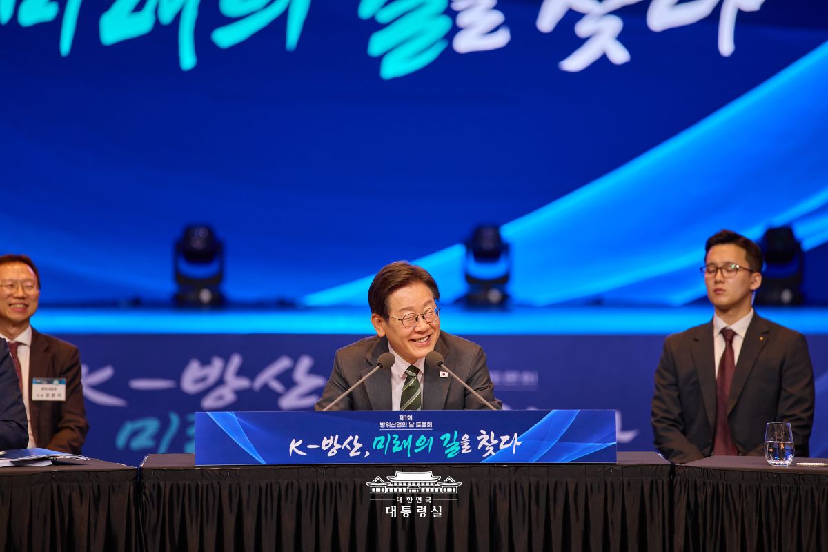 Am 8. Juli äußert sich Präsident Lee Jae Myung in der Diskussionsrunde im Grand Hyatt Seoul in Yongsan-gu, Seoul, anlässlich des ersten Tages der Verteidigungsindustrie © Präsidialamt der Republik Korea