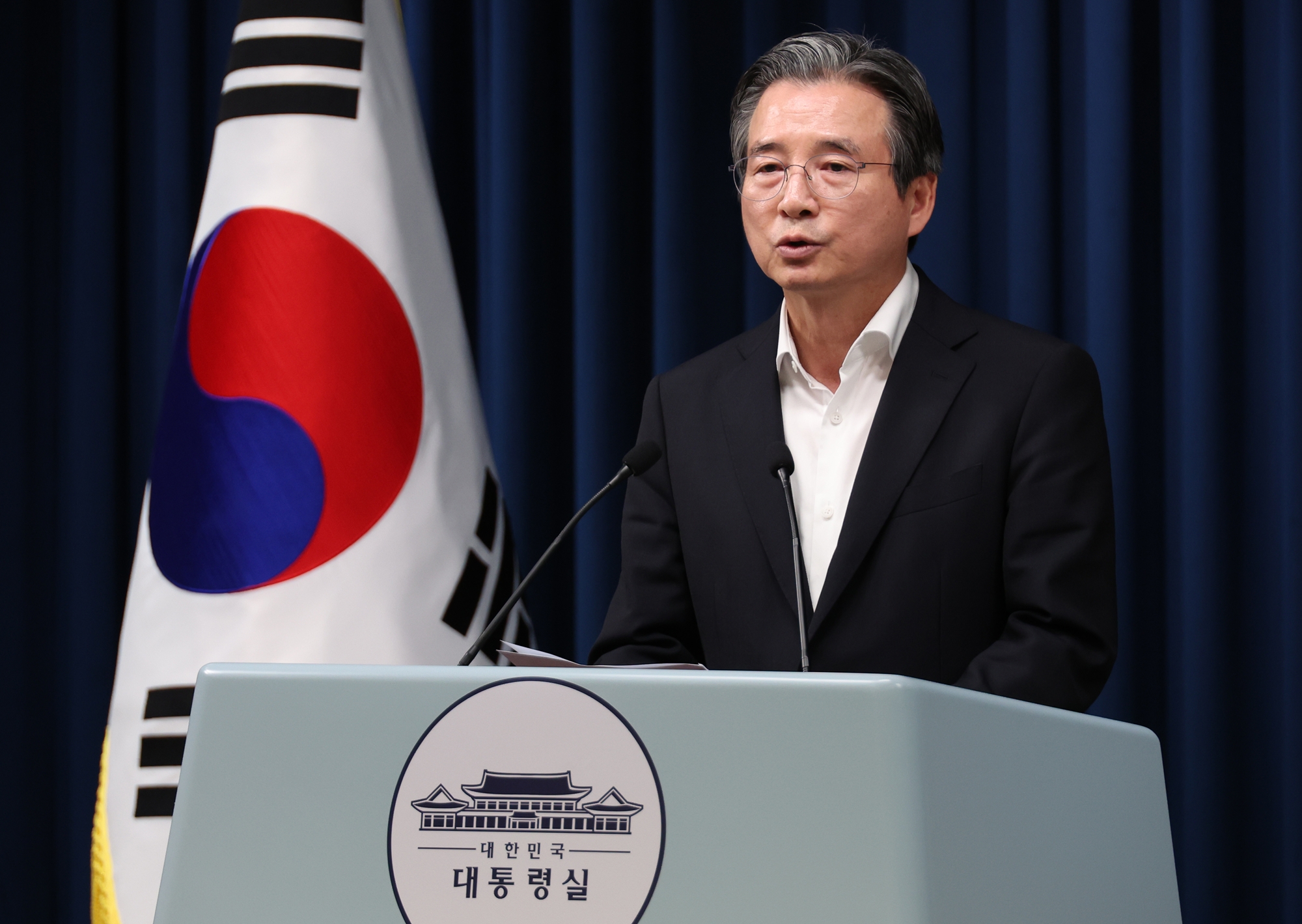 Kim Yong-beom, Abteilungsdirektor für Politik des Präsidialamtes, äußert sich am 10. Juli im Präsidialamt in Yongsan über den Regierungskomplex für 100-prozentige erneuerbare Energien (RE 100) © Yonhap News