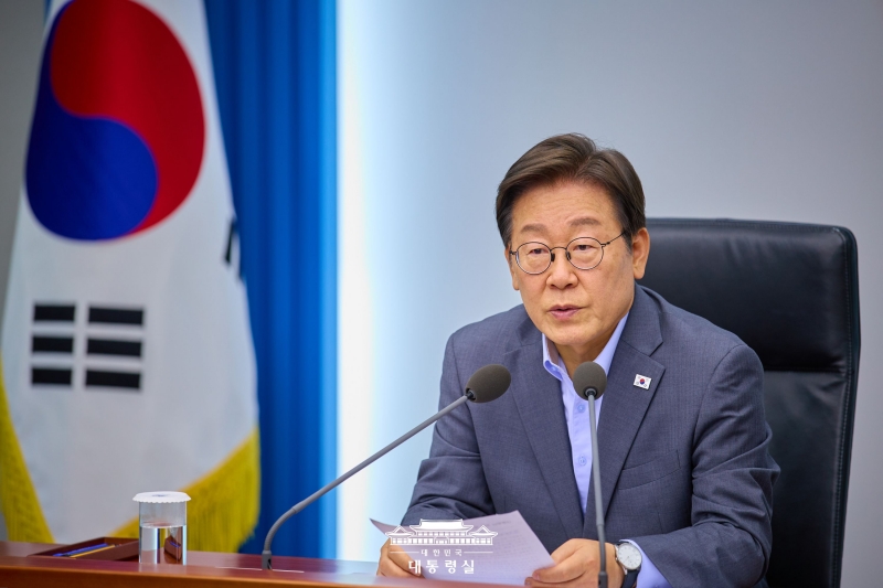 ﻿Präsident Lee Jae Myung entsendet ab dem 14. Juli nacheinander Sondergesandte in die Europäische Union (EU), nach Frankreich, Großbritannien und Indien. Präsident Lee bei einer Rede während der dritten Sitzung der von ihm einberufenen Konferenz, die am 10. Juli im Präsidialamt in Yongsan, Seoul, stattfand (Foto) © Präsidialamt der Republik Korea