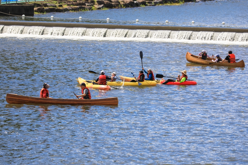 ﻿Zum Auftakt der Sommerferien finden im Juli und August landesweit rund 120 regionale Festivals statt, die saisonale Kulinarik und kulturelle Programme enthalten. Besucher beim Kanu- und Holzbootfahren auf dem 17. Jeongnamjin Jangheung Wasserfestival 2024 ⓒ Offizielle Website des Jeongnamjin Jangheung Wasserfestivals
