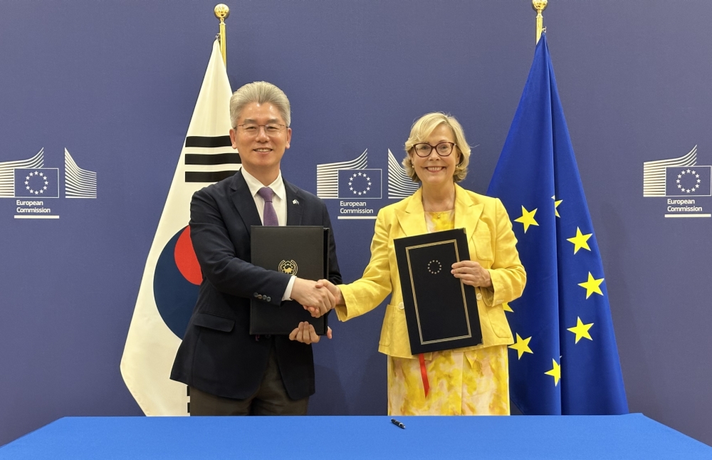 ﻿Ryu Jeonghyun (links), EU-Botschafter in Belgien und Signe Ratso, stellvertretende Generaldirektorin der Generaldirektion Forschung und Innovation der EU-Kommission, tauschten am 17. Juli (Ortszeit) in Brüssel, Belgien, das Protokoll über den Beitritt Südkoreas als assoziiertes Mitglied zu „Horizont Europa“ nach der Unterzeichnung aus ⓒ Yonhap News