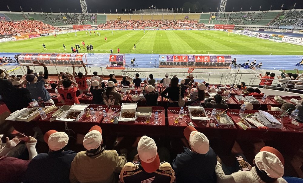 Die Stadtregierung Gangneung bietet verschiedene Programme zum Kulturerlebnis für die ausländischen Saisonarbeiter. Foto von den ausländischen Saisonarbeitern, die das Fußballspiel von Gangwon FC zuschauen ⓒ Stadtregierung Gangneung