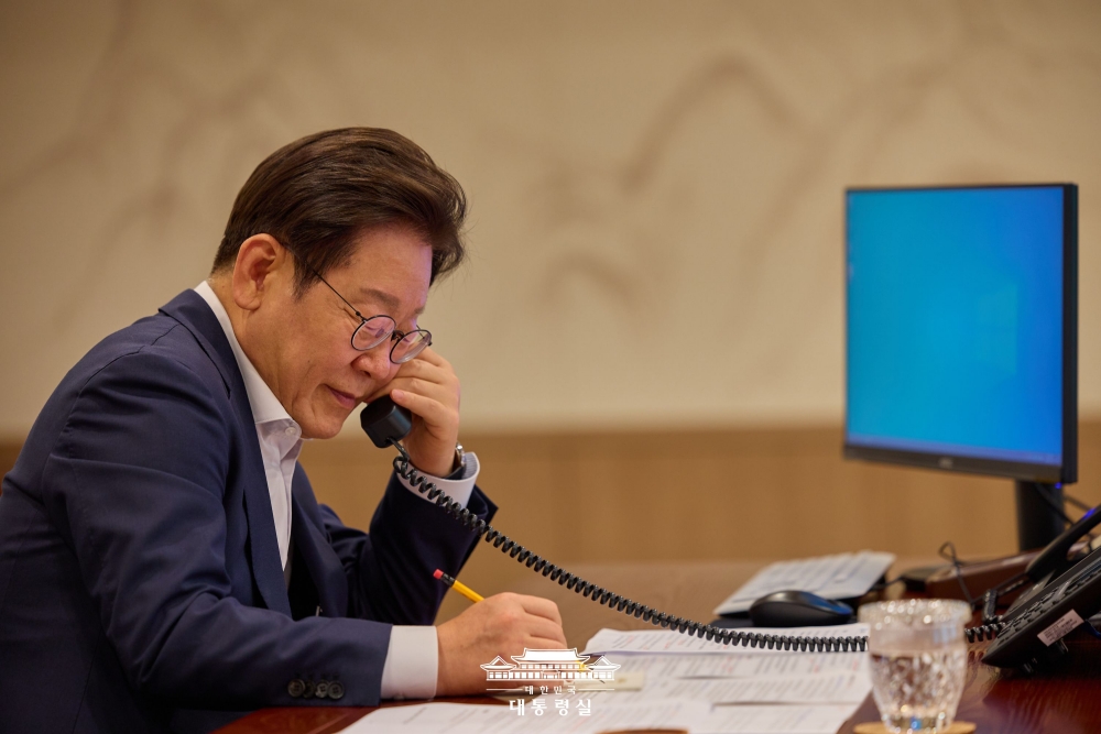 Präsident Lee Jae Myung telefoniert am 23. Juli im Präsidialamt der Republik Korea mit Qassym-Schomart Toqajew, dem kasachischen Präsidenten ⓒ Präsidialamt der Republik Korea